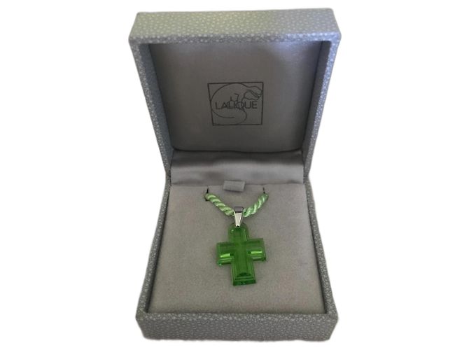 Pendentif Croix Lalique En Cristal Bleu - Occasion, Bijou Signature Français, élégant Et Intemporel