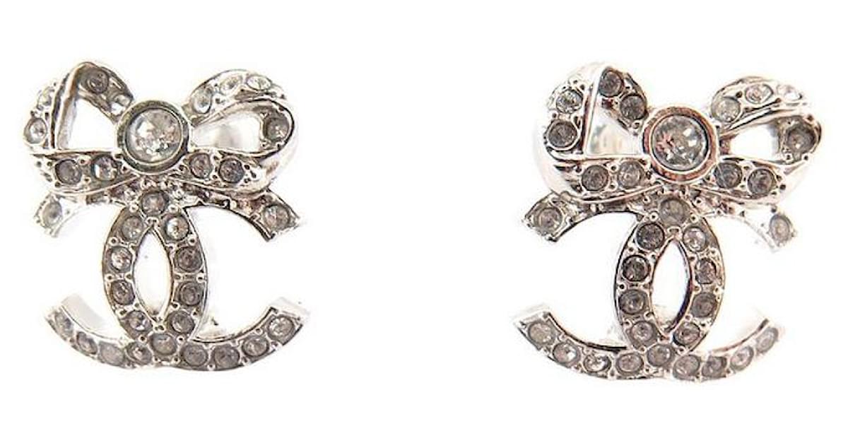 NEW EARRINGS CHANEL LOGO CC BOW AND SILVER METAL STRASS EARRING Silvery  ref.543078