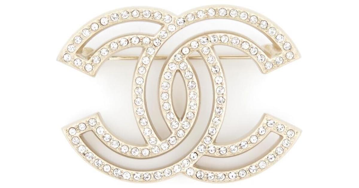 Other jewelry NEW CHANEL LOGO CC & STRASS A BROOCH64746 IN GOLD