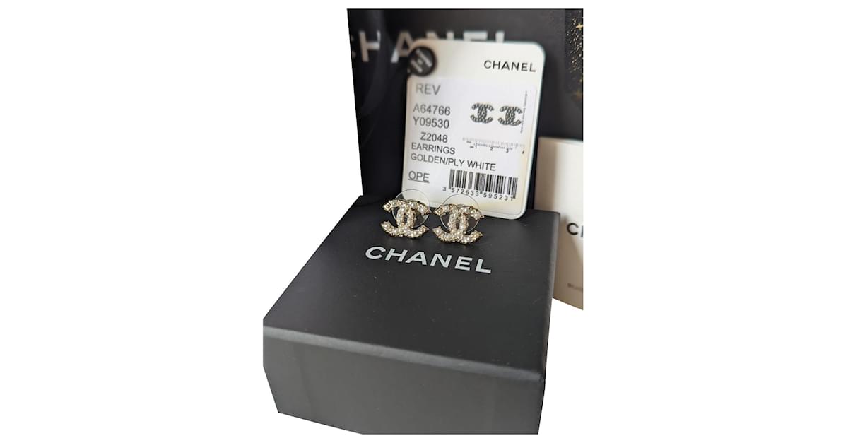 Chanel CC E18V Logo Classic Pearl Crystal GHW Earrings box receipt Golden  Metal ref.557697 - Joli Closet