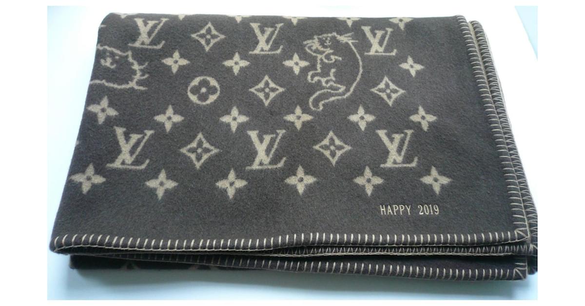Shop Louis Vuitton Neo Monogram Blanket (PLAID MONOGRAM ECLIPSE