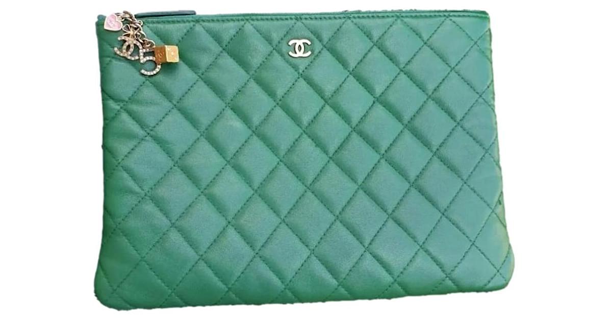Timeless/classique leather clutch bag Chanel Green in Leather