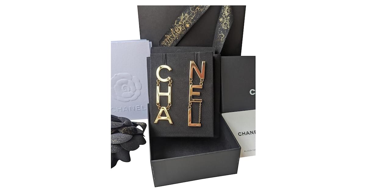 Chanel CHA NEL RARE Runway Logo B20V Drop Letter Earrings Box receipt Golden  Metal ref.628394 - Joli Closet
