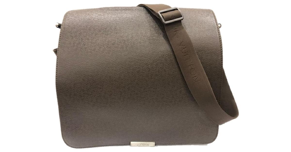 Louis Vuitton Taiga Viktor Messenger Bag Brown Leather Cloth ref.656777 -  Joli Closet