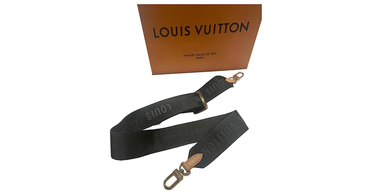 Decided to take my new baby out for a swing.😍 I added the khaki strap and  chain from my multi pochette. Im in love. : r/Louisvuitton