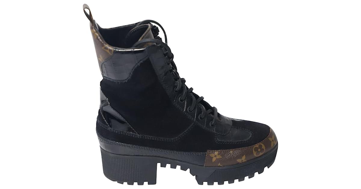 Louis Vuitton Laureate Desert Boots in Black Suede ref.752592 - Joli Closet