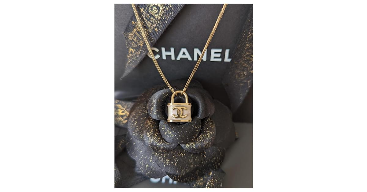 chanel necklace logo