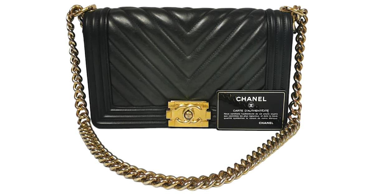 Chanel Boy Medium Black Chevron Lambskin Gold Leather ref.803497 - Joli  Closet