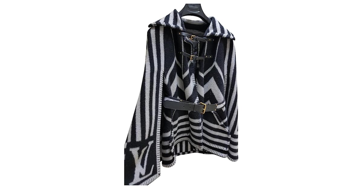 Louis Vuitton Cape coat Grey Wool ref.824900 - Joli Closet