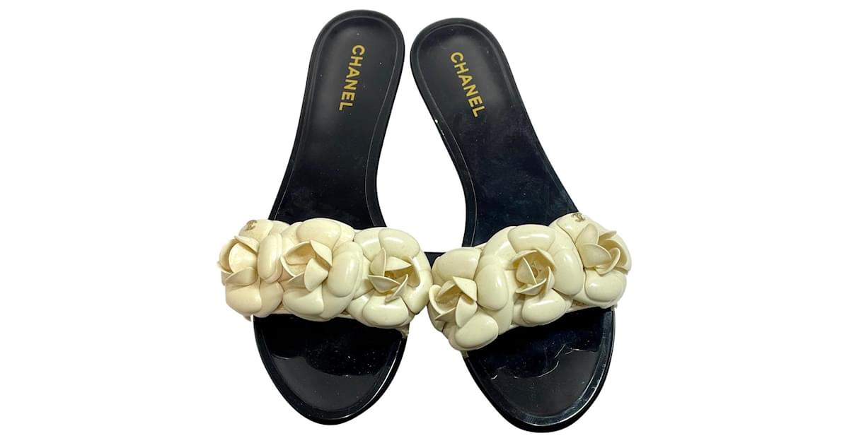 Two-tone Camellia sandals