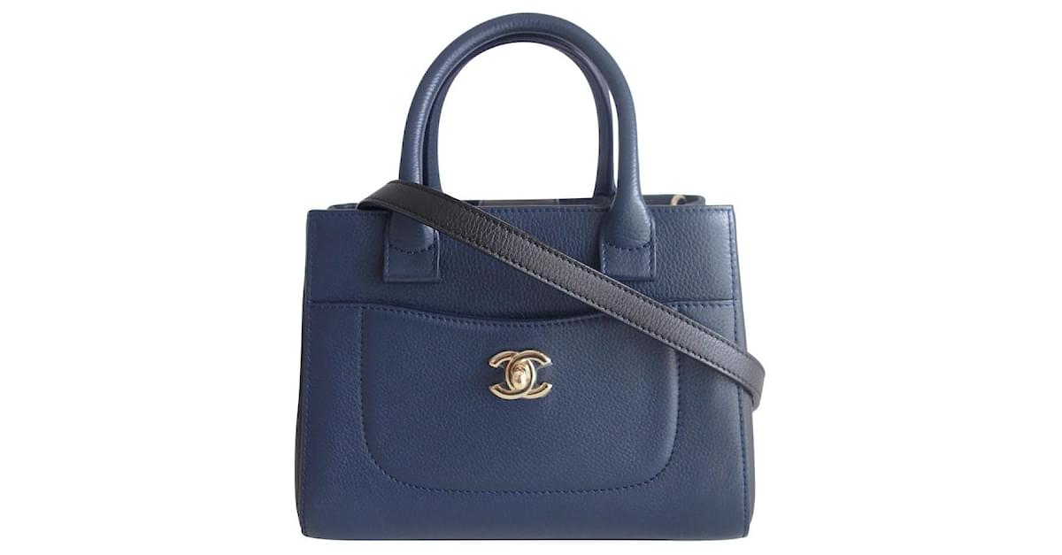 Neo Executive Chanel two-tone bag Black Blue Leather ref.830853 - Joli  Closet