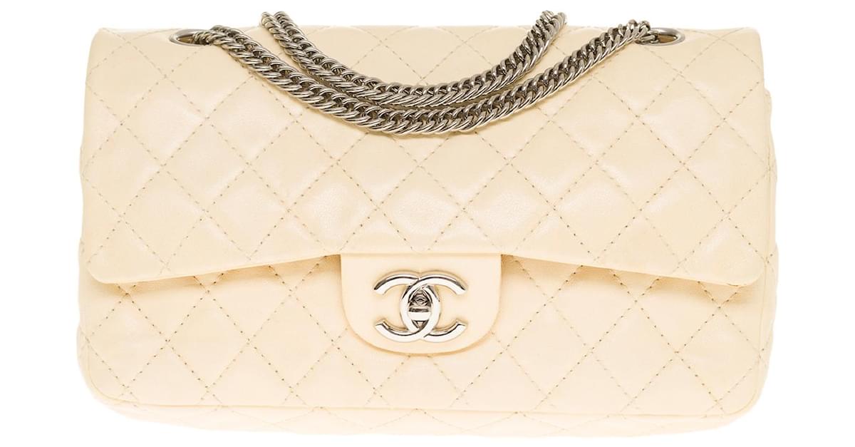 Chanel Timeless shoulder bag/CLASSIC lined FLAP IN BEIGE QUILTED