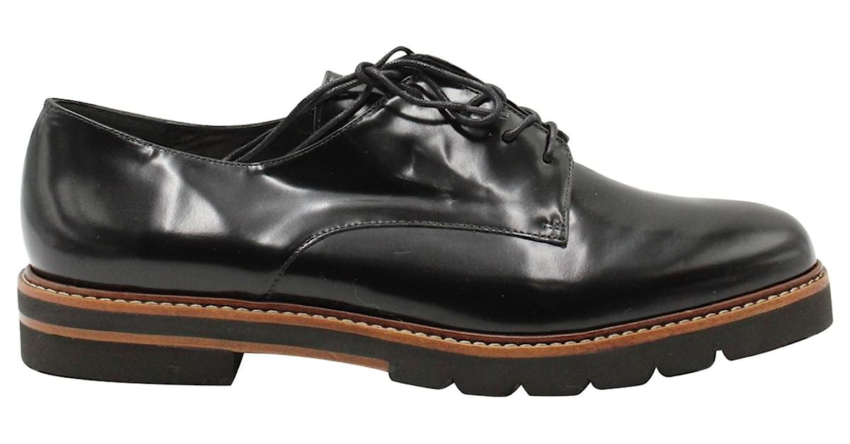 Stuart Weitzman Metro Oxfords in Black Patent Leather ref.879038 Joli Closet