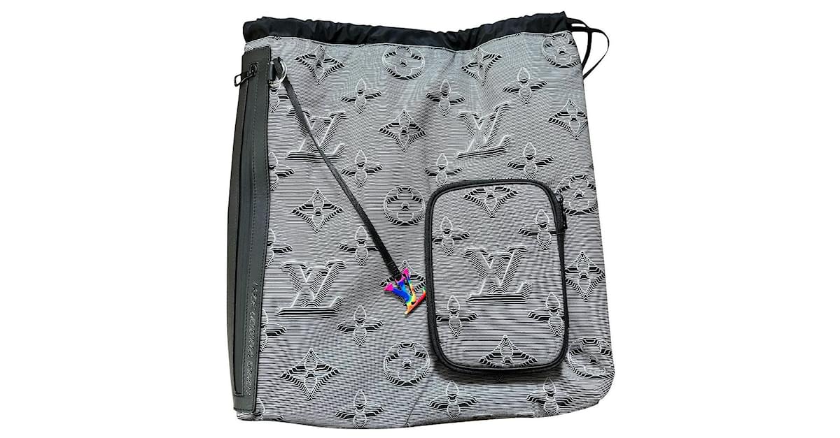 Louis Vuitton bag 2054 Grey Nylon ref.881099 - Joli Closet