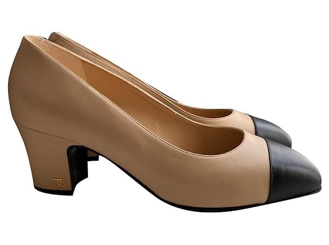 CHANEL ハイヒール ブラウンパール Chanel Two tone pumps Black Beige Leather ref.890638 - Joli