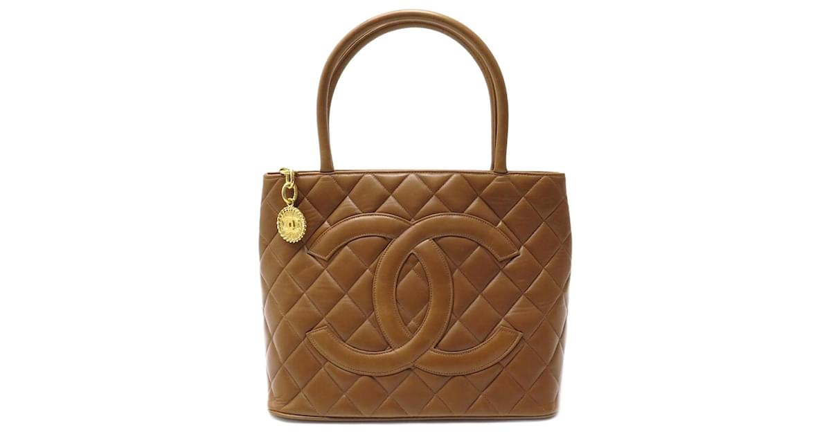 Medaillon CHANEL CABAS SHOPPING MEDALLION BROWN QUILTED LEATHER HAND BAG  ref.902115 - Joli Closet