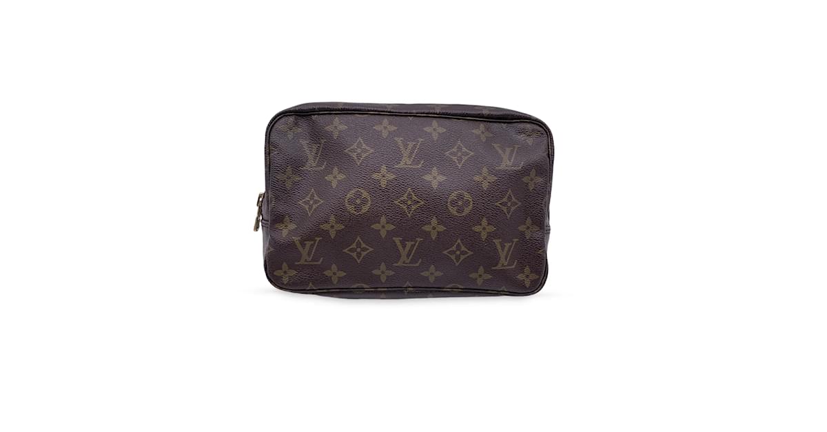 LOUIS VUITTON Pochette à maquillage vintage avec monogramme Trousse 23 En  vente sur 1stDibs  trousse a maquillage louis vuitton, pochette maquillage  louis vuitton, trousse maquillage louis vuitton