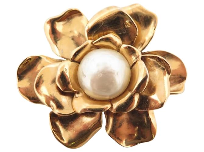 1980, large broche tournesol plaqué or. Non signée