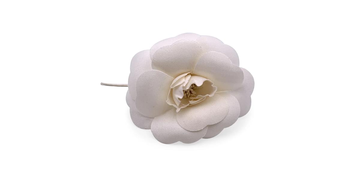Chanel Vintage White Silk Small Camellia Camelia Bow Brooch Cloth  ref.944992 - Joli Closet