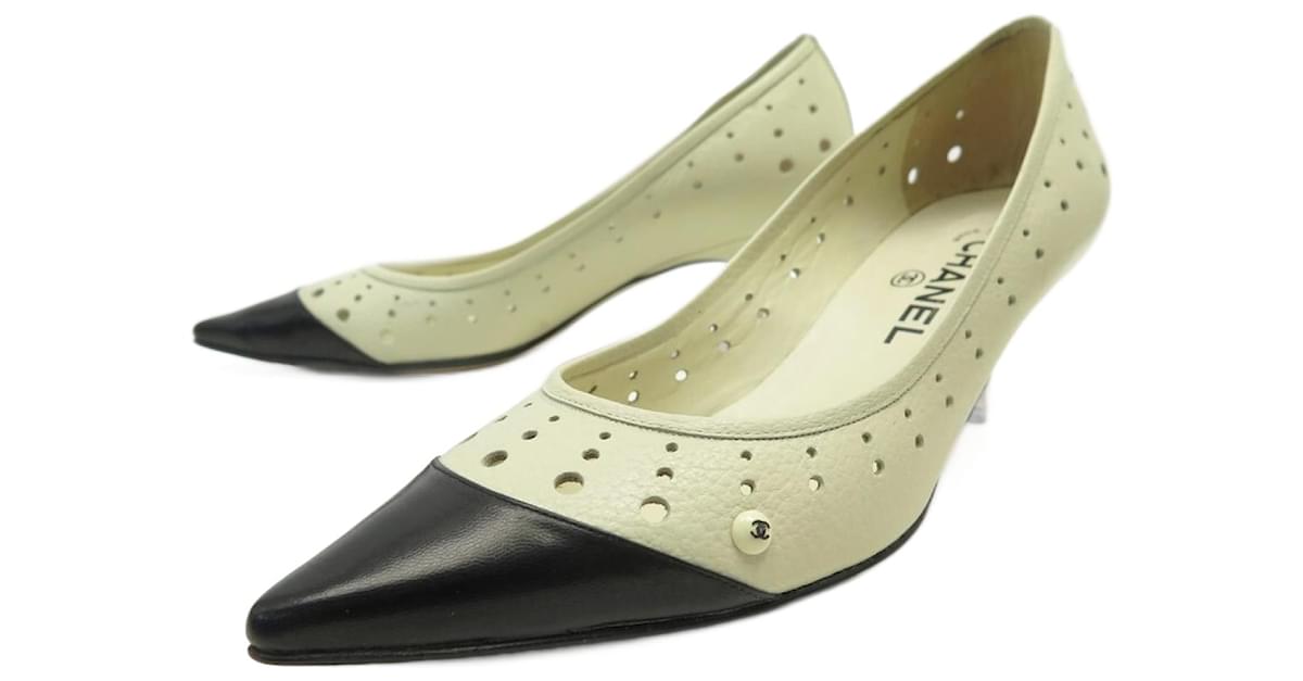 CHANEL SHOES CC LOGO PUMPS 39 PERFORATED LEATHER PERFORATED PUMP SHOES  ref.949314 - Joli Closet