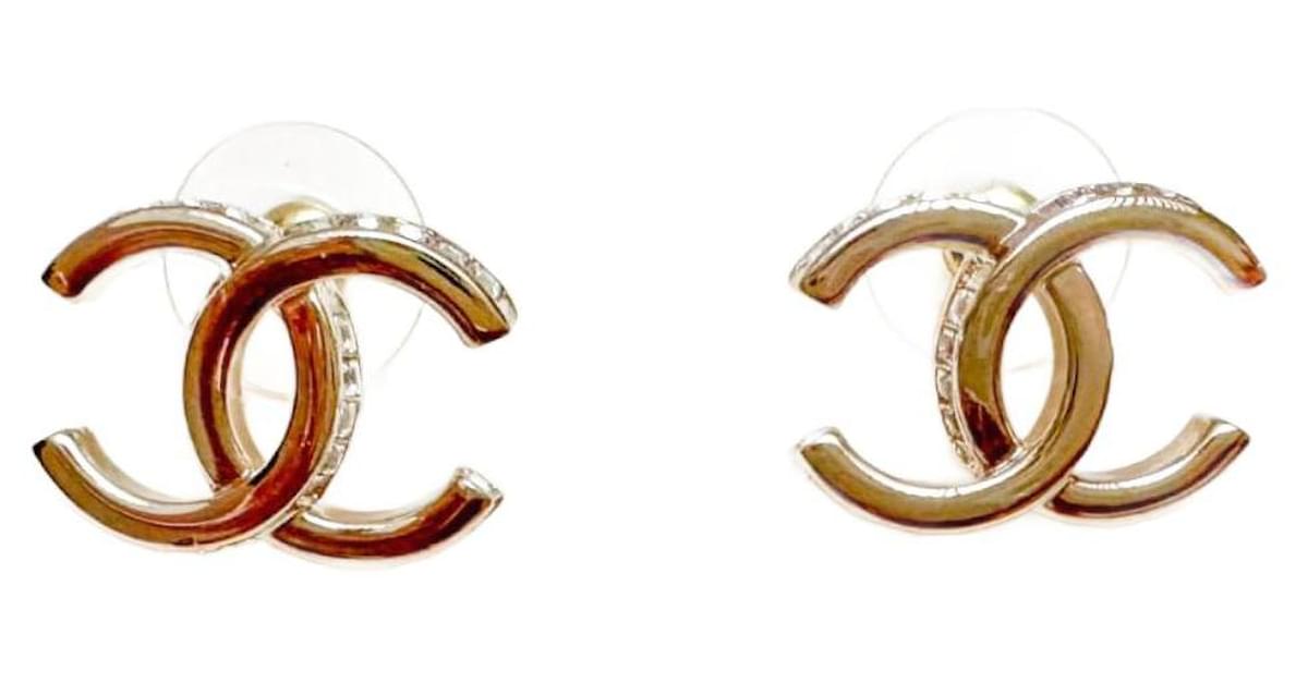 Chanel Earrings Cream Gold hardware Metal Pearl ref.941994 - Joli Closet
