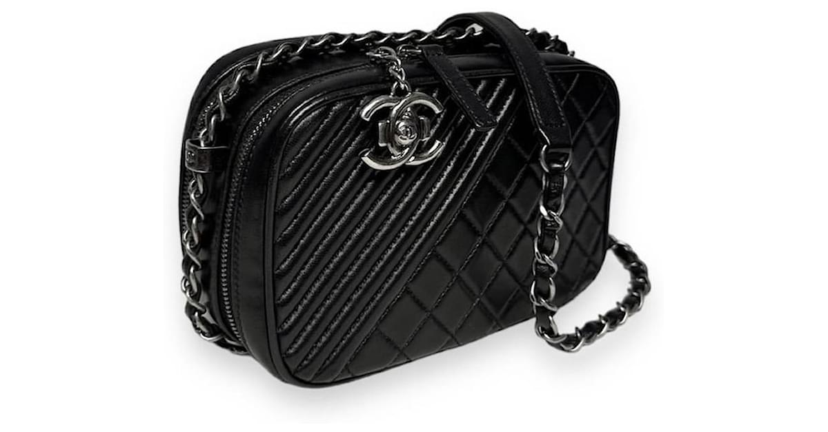 Chanel Handbags Black Leather ref.957342 - Joli Closet