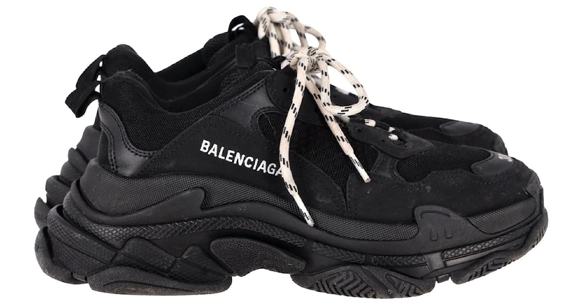 First Balenciaga Triple S Schwarz weiBe Schnursneaker aus schwarzem Polyurethan Kunststoff ref.957811 Joli Closet