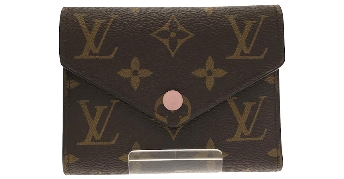 Well Suited  Louis Vuitton Louis Vuitton Damier Bi-Fold Wallet