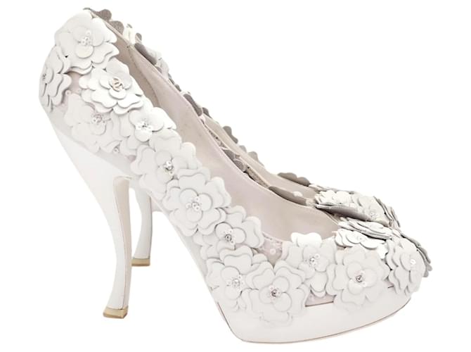 花*様 ❤️CHANEL　ヒール♥ Chanel SS10 3D Camellia Embellished Heels White Leather Satin ref