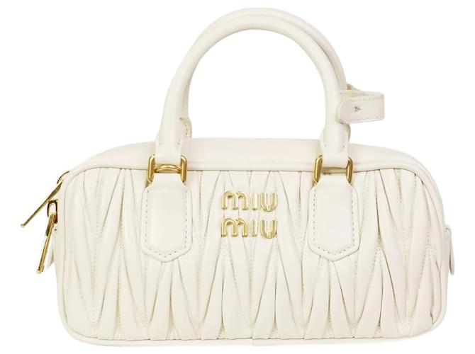ＭIＵ ＭIＵ ショルダーバッグ クリーム miu miu ショルダーバッグ クリーム色 - メルカリ