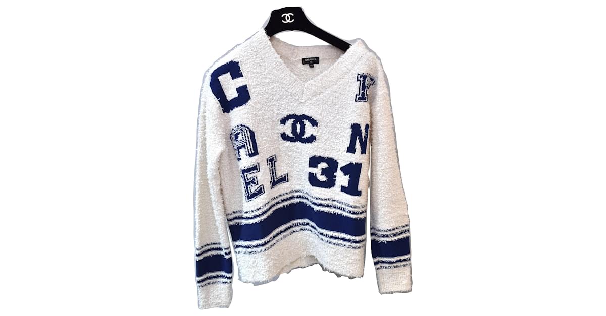 Chanel Ikonischer Varsity Pullover mit Boucle Logo Blau Beige Creme Baumwolle ref.989018 Joli Closet