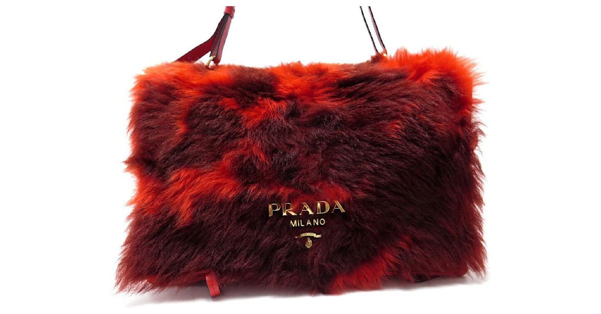 Etiquette PRADA MESSENGER HANDBAG LABEL 1BD088 LEATHER & FUR SHEARLING BAG  Red ref.999842 - Joli Closet