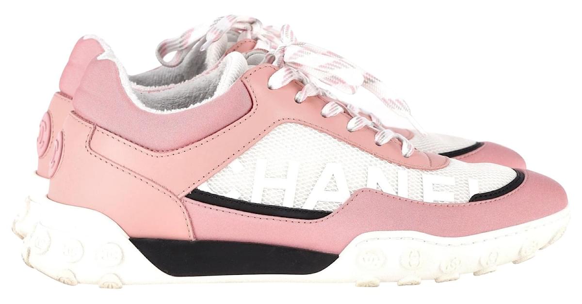 Chanel CC Low-top Sneakers in Pink Leather, satin, and mesh ref.1017850 -  Joli Closet
