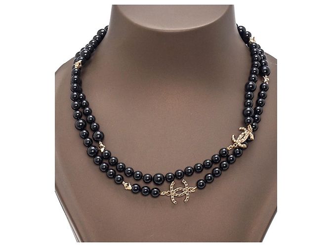 Collier Perles Noires à Reflets Avec Fermoir En Forme De Rose Argentée - Occasion - Très Bel état (TBE)