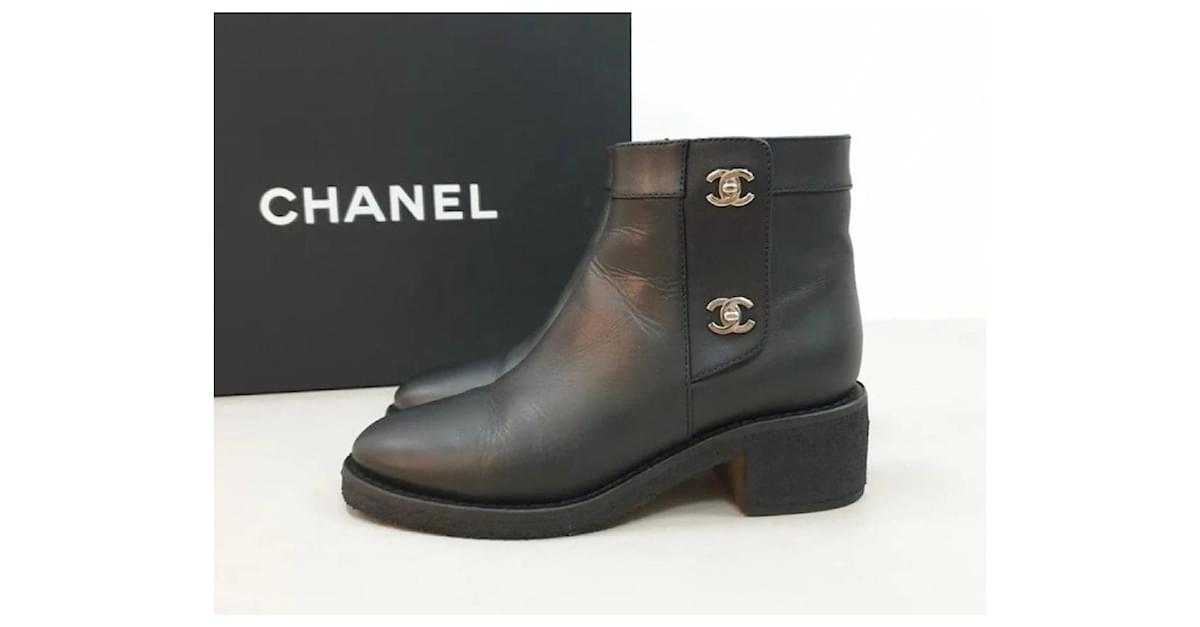 Chanel Black calf leather Leather Turnlock CC Ankle Boots ref.1027472