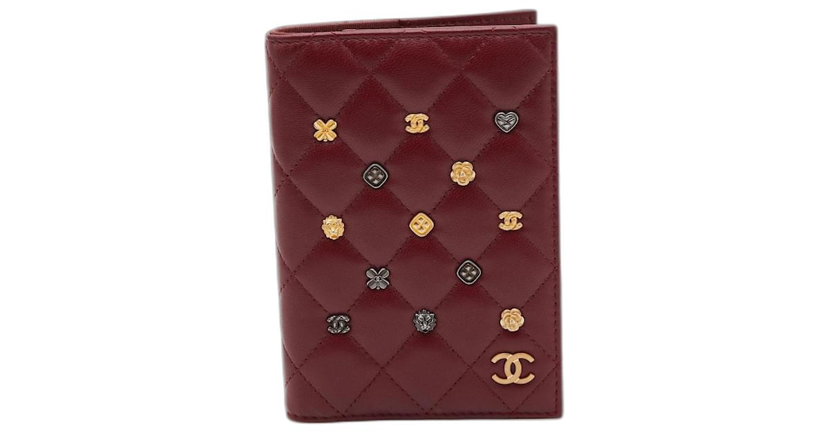 Chanel perfect gift 2023/2024 Mini Lucky Charms Passport Wallet Card Holder  Dark red Leather ref.1046535 - Joli Closet