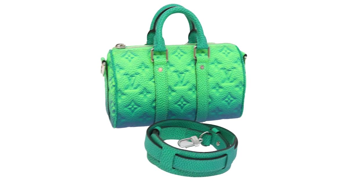 VUITTON グリーンバック ルイ·ヴィトン】グリーンのモノグラム·キャンバスで仕立てた新作