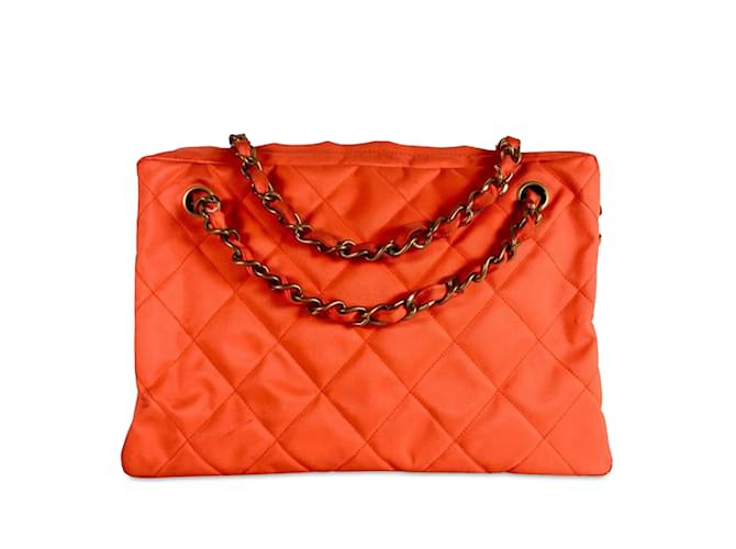 CHANEL オレンジ キルティング ケース Orange Chanel Quilted Nylon Shoulder Bag Cloth ref.1238393