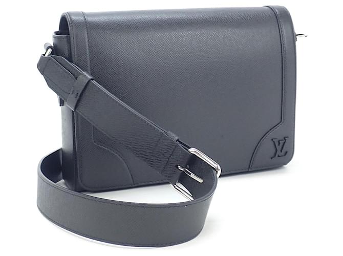 難あり 新品未使用 Louis Vuitton TAIGA ショルダーバッグ Louis Vuitton Taiga New Flap Messenger Leather Crossbody Bag