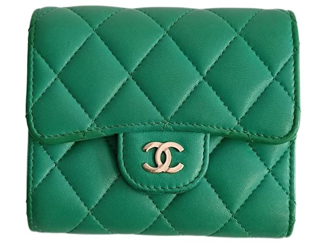Chanel compact trifold wallet in green leather ref.1427781 - Joli