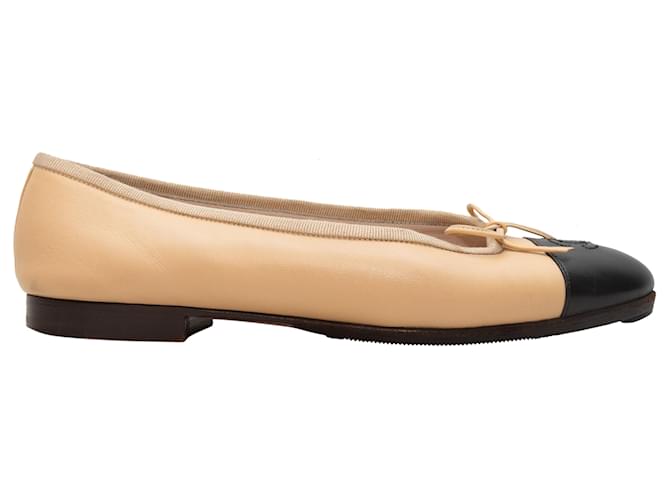 CHANEL バレリーナ　38 Tan & Black Chanel Cap-Toe Ballet Flats Size 38 Leather ref