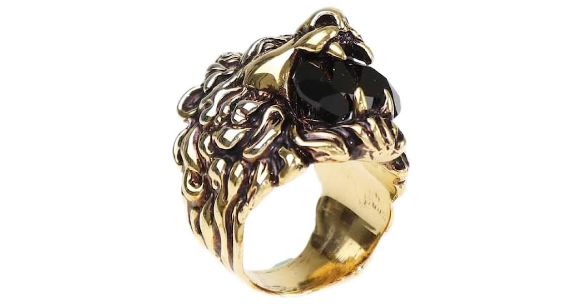 Anello in metallo placcato oro Gucci con testa di leone in cristallo nero taglia 19 ref.1449238 Joli Closet