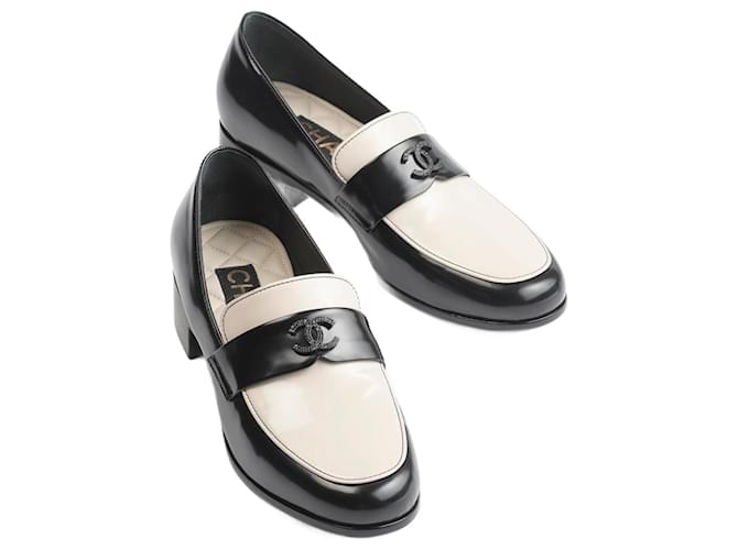 Chanel Lambskin moccasins with a glossy effect Black White