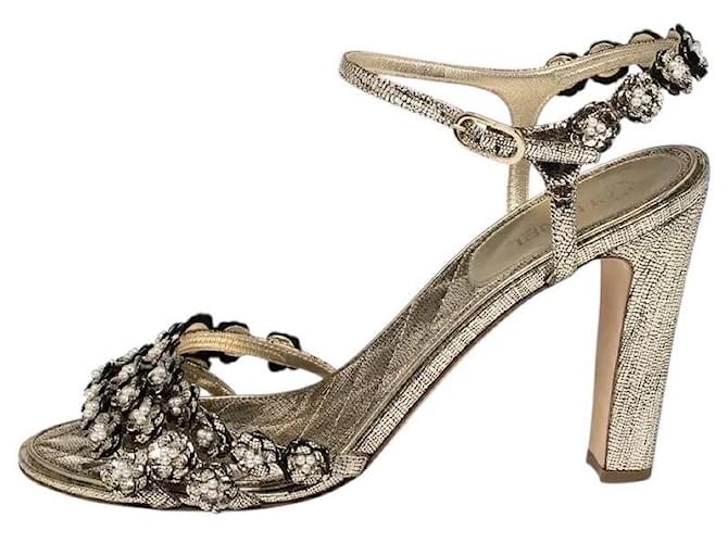 Sandali con tacco in pelle metallica dorata Chanel Camelia perla