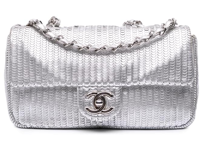 CHANEL キルティングレザーバッグ シルバー Chanel Silver Quilted Metallic Lambskin Leather Mini Twin Flap Bag