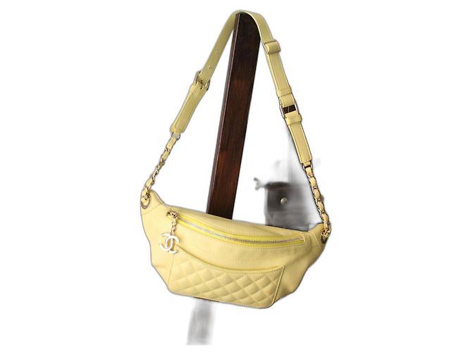 Chanel Travel bag Yellow Leather ref.2228564 - Joli Closet