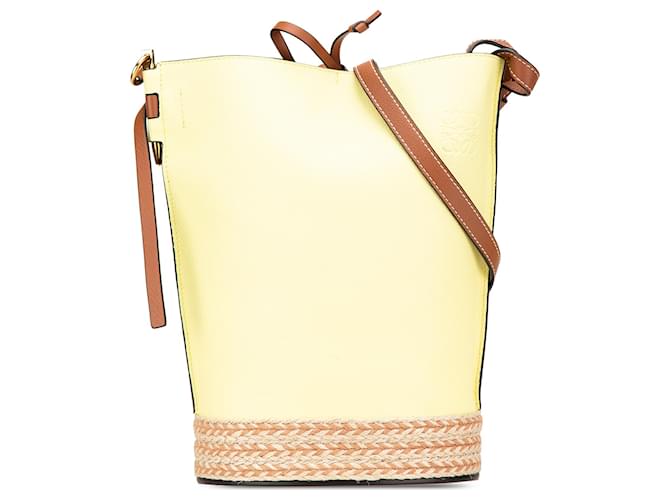 Bolso Bucket Gate de piel de ternera bicolor amarilla y rafia