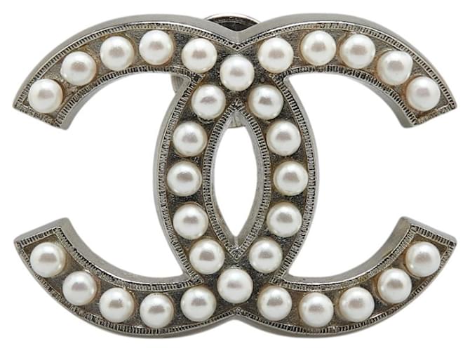 CHANEL（okima） Chanel Coco Mark Pearl Brooch Silvery Metal ref.2333394 - Joli Closet