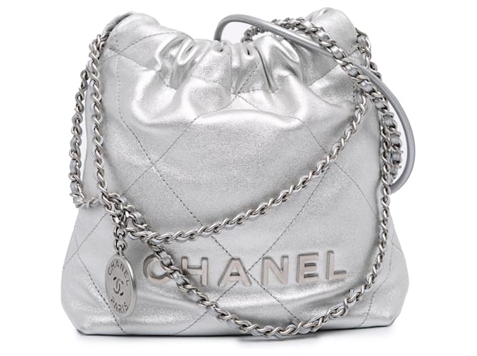 CHANEL 22 シルバー　ミニ Chanel Metallic Lambskin Quilted Mini Chanel 22 Silvery 1782525