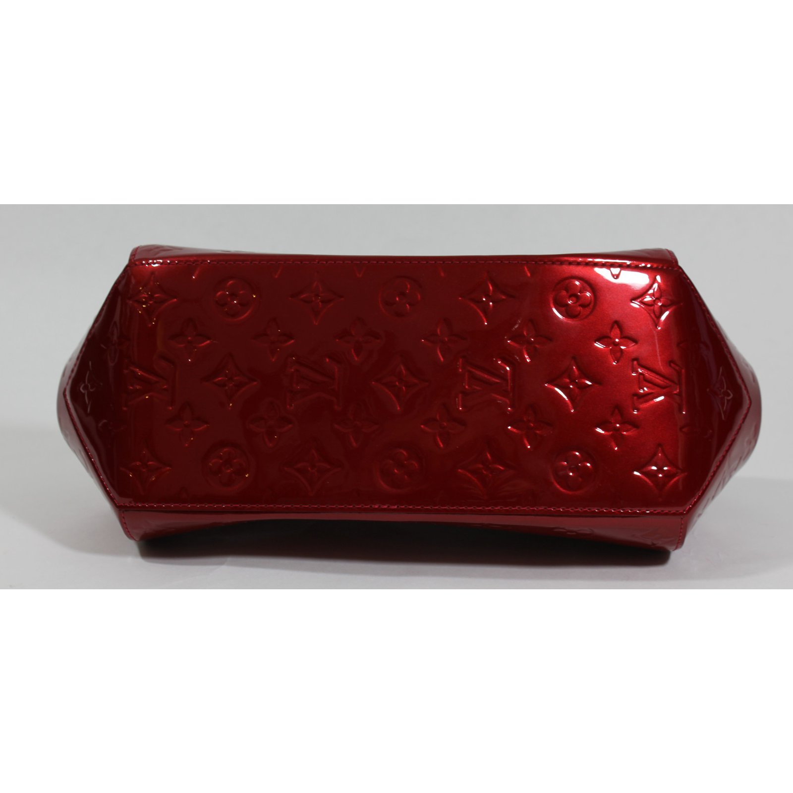 Lot - LOUIS VUITTON 2011 Sac SHERWOOD PM Cuir vernis rouge Garniture métal  doré Dimensions : 38 x 18 x 15 cm SHERWOOD PM - Catalog# 735985 Fashion  & Luxury Accessories Online
